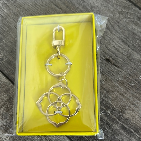 Kendra Scott Floral Key Chain - Picture 1 of 3
